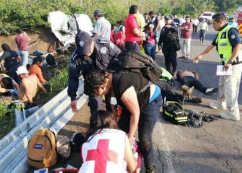 (VIDEO) Por lo menos 20 heridos al volcar camión con migrantes en Veracruz, México