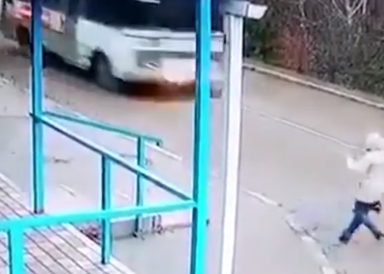 (VIDEO) Mujer se desmaya en medio de una carretera y un autobús pasa a centímetros de su cabeza