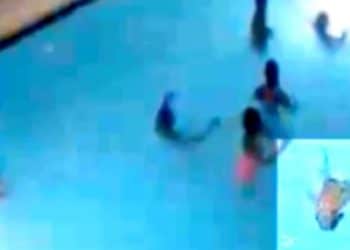 (VIDEO) Mujer y niña consiguen rescatar a niño de morir ahogado