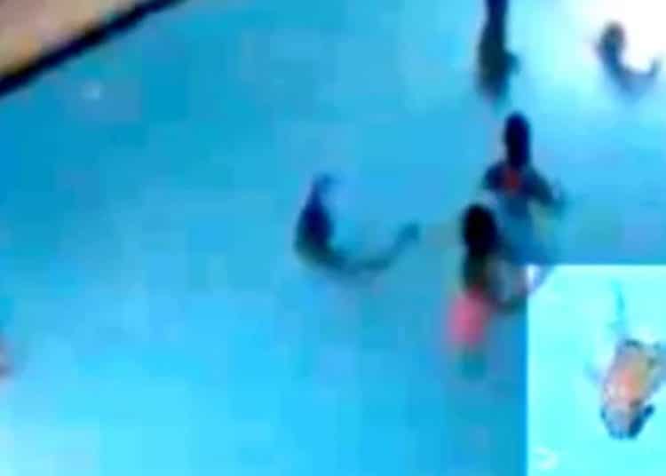 (VIDEO) Mujer y niña consiguen rescatar a niño de morir ahogado