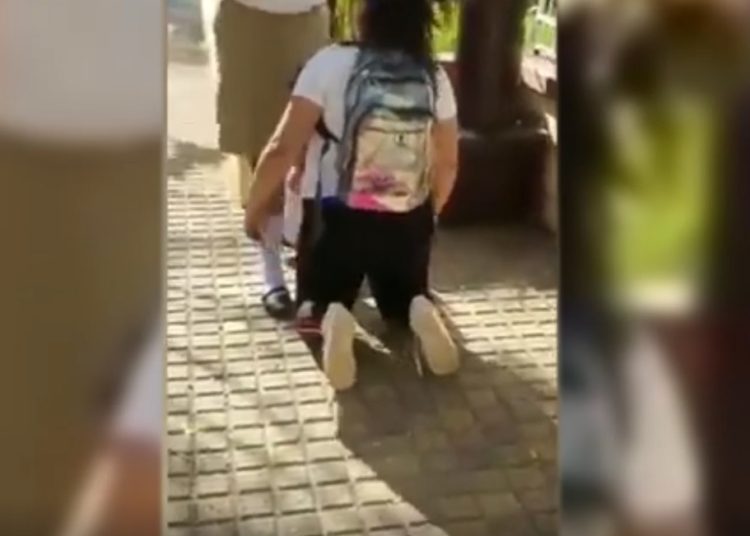 (VÍDEO) Estudiante obliga a compañera a hincarse y le da dos cachetas a en el parque de San Alejo, La Unión