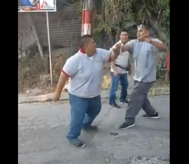 (VIDEO) Motoristas de las rutas 13 y 14 se van a los golpes en Soyapango tras disputarse pasajeros