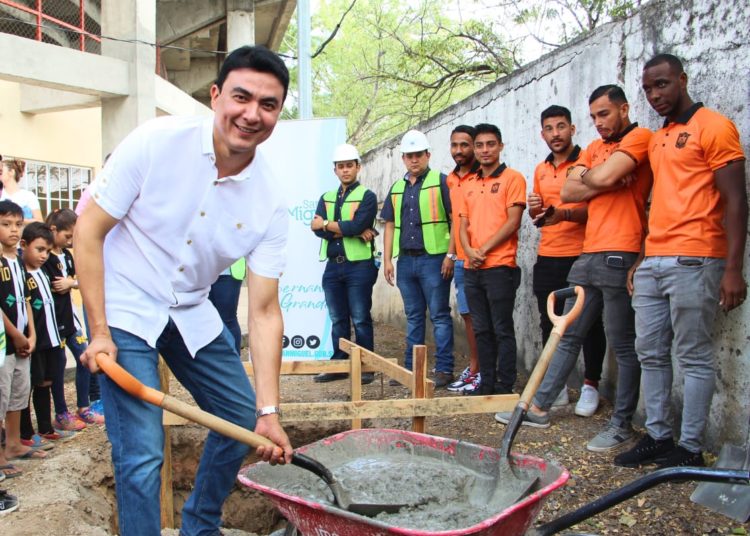 Alcalde Pereira coloca primera piedra en una de las torres que iluminará el Estadio Barraza