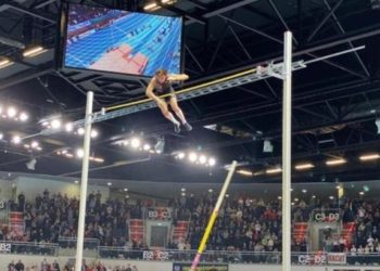 (VIDEO) Tiene 20 años y rompió el récord mundial de salto con garrocha