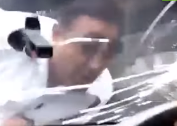 (VIDEO) Un policía es arrastrado sobre el capó de un coche mientras intenta capturar a un sospechoso