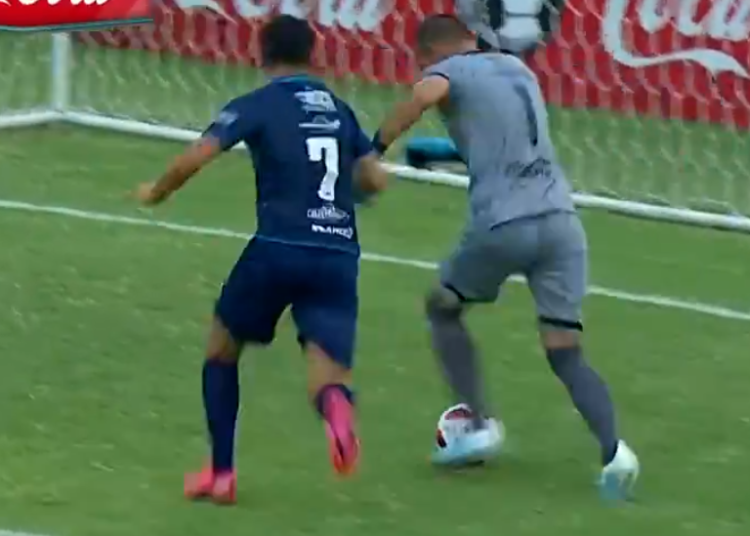 (VIDEO) Un portero se enreda con el balón y anota un ridículo autogol