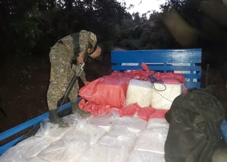 Meten a bartolinas a presunto contrabandista de 50 marquetas de queso