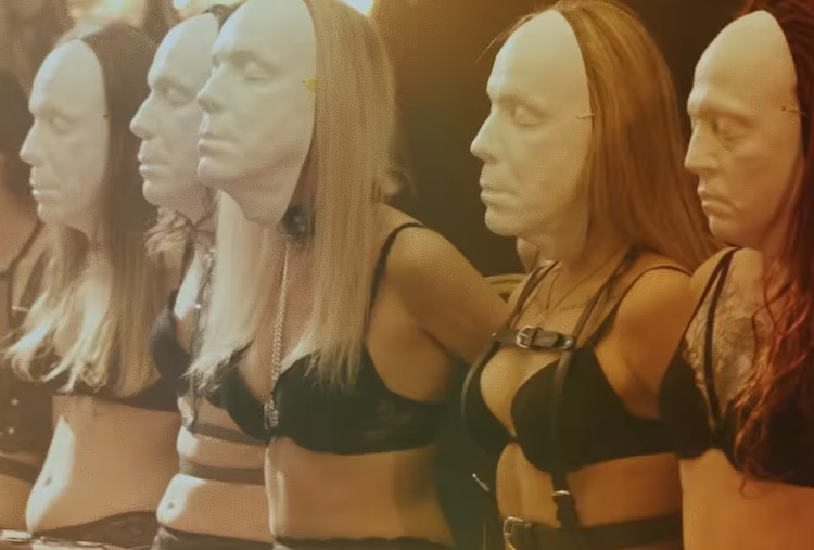 Líder de Rammstein graba un videoclip pornográfico con actrices rusas y estas sufren una ola de acoso en la Red