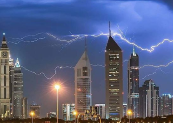 Fotógrafo captura tras 7 años de intentos la caída de un rayo en la punta del rascacielos más alto del mundo