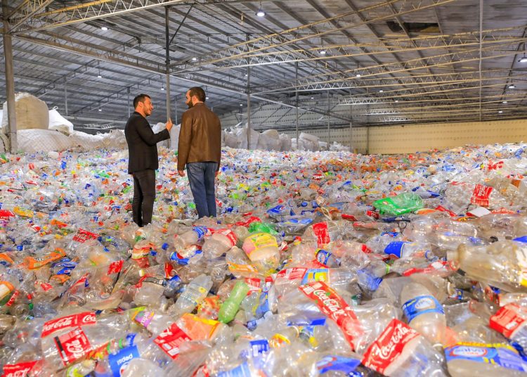 Presidente Bukele verifica empacado de 4.5 millones de botellas de «Reto Recicla» para disposición final