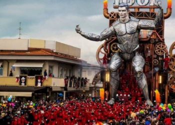 (VIDEO) Robot gigante de Cristiano Ronaldo se convierte en la estrella de un carnaval italiano