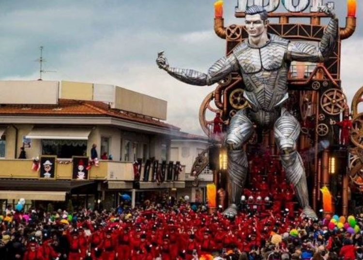 (VIDEO) Robot gigante de Cristiano Ronaldo se convierte en la estrella de un carnaval italiano