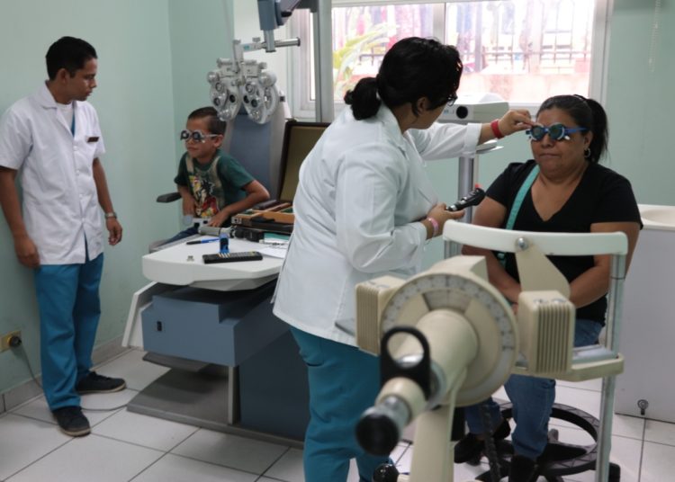 UES ofrece programas de salud en diferentes especialidades a población de bajos recursos