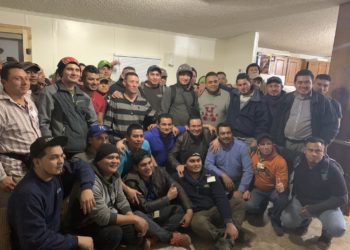 Ministro Castro constata que salvadoreños de primer grupo con visa H-2A «han superado sus expectativas económicas»