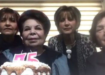 (VIDEO) Señoras fallan en intento de tomarse selfie