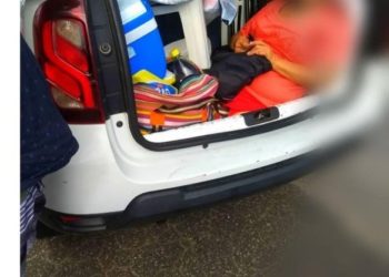 En Brasil: La policía detiene a un hombre que llevaba a su suegra en el maletero del auto