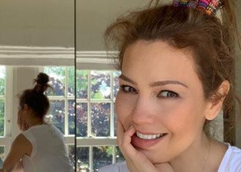 Thalía posa sin nada frente al espejo y solo la cubre el celular
