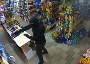 (VIDEO) Un mujer “armada” con un trapeador se enfrenta a un ladrón y lo hace huir