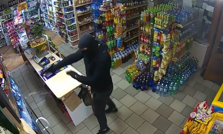 (VIDEO) Un mujer “armada” con un trapeador se enfrenta a un ladrón y lo hace huir