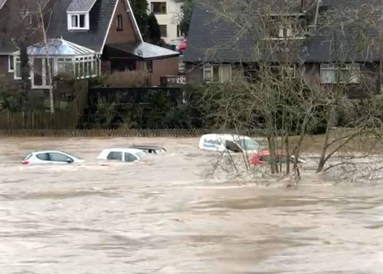 Alerta roja en Reino Unido por la tormenta Dennis
