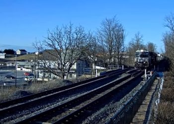 Un video demuestra por qué es una mala idea hacer sesión fotográfica en las vías ferroviarias