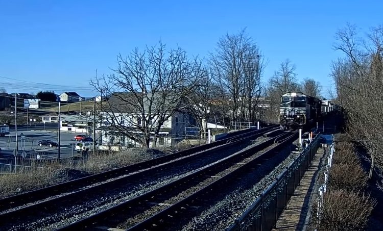 Un video demuestra por qué es una mala idea hacer sesión fotográfica en las vías ferroviarias
