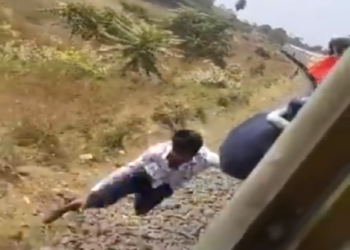 (VIDEO) Hombre casi muere al caer de tren en movimiento en la India