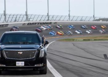 (VIDEO) “La Bestia”, la imponente limusina de Donald Trump, dio una vuelta a toda velocidad en Daytona 500