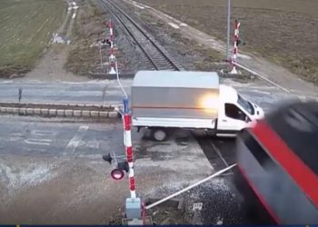 (VIDEO) Un tren arrolla un camión que cruzó la vía cuando el semáforo estaba en rojo