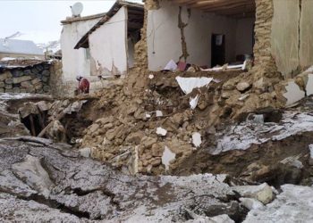 (VIDEO) Al menos nueve muertos y más de 1.000 edificaciones colapsadas por terremoto 5,7 grados en Turquía
