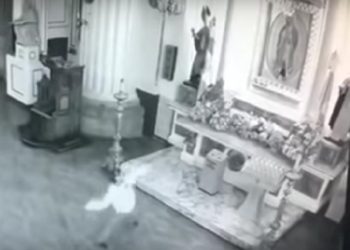 (VIDEO) Apedrea a la Virgen de Guadalupe en México porque no le cumplió el milagro