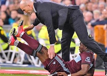 (VIDEO) Zinedine Zidane recibió un puntapié en la cara en el partido contra el Celta