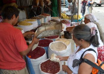Fijan precios máximos de canasta básica en emergencia por coronavirus