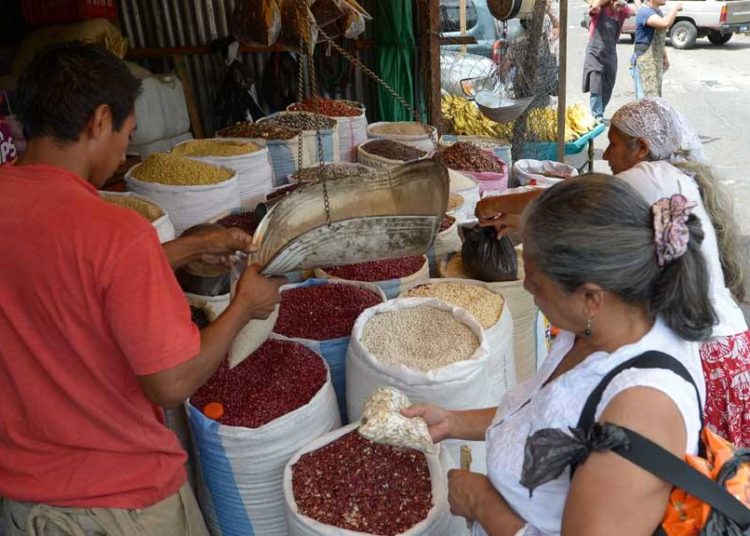 Fijan precios máximos de canasta básica en emergencia por coronavirus