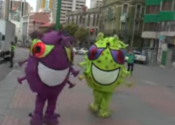 (VIDEO) Policías se disfrazan de coronavirus para concientizar a quienes incumplen la cuarentena