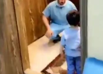 (VIDEO) Un médico rompe en llanto tras rechazar el abrazo de su hijo al llegar a casa