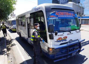 Empleados deben mostrar carnet y una carta de su empleador para salir a trabajar