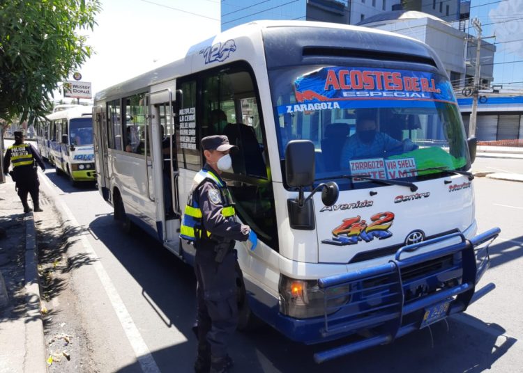 Empleados deben mostrar carnet y una carta de su empleador para salir a trabajar