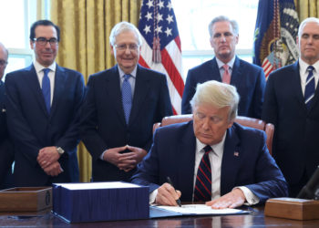 Donald Trump firma el paquete de estímulos para impulsar la economía en medio del coronavirus