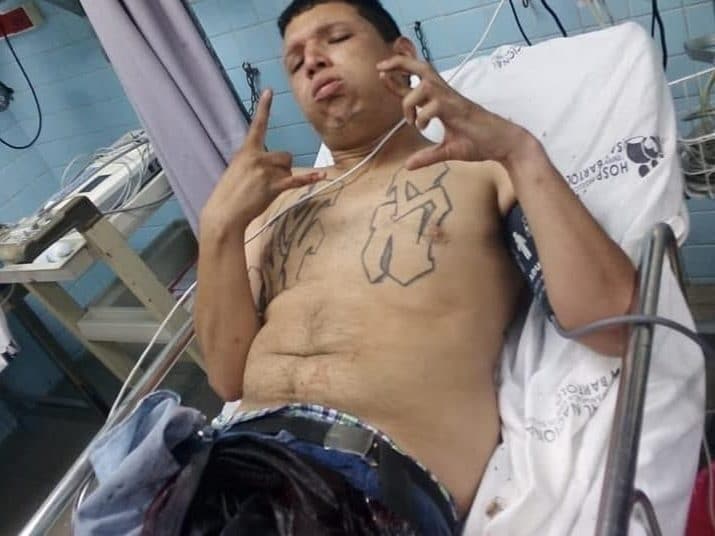 Marero baleado reta a policía desde la cama del hospital