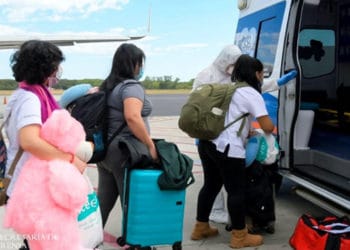 Llegan al país tres becarias salvadoreñas procedentes de Wuhan