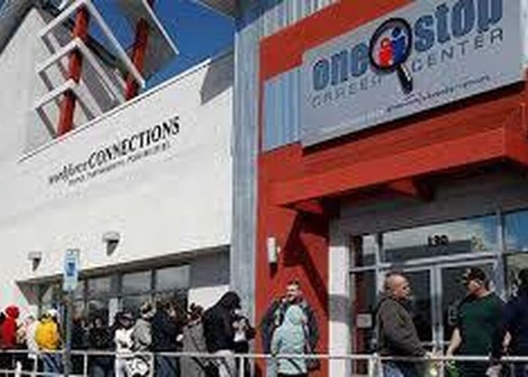 Solicitudes de desempleo en EE.UU. alcanzan las 3 millones, cuadruplicando el récord de 1982