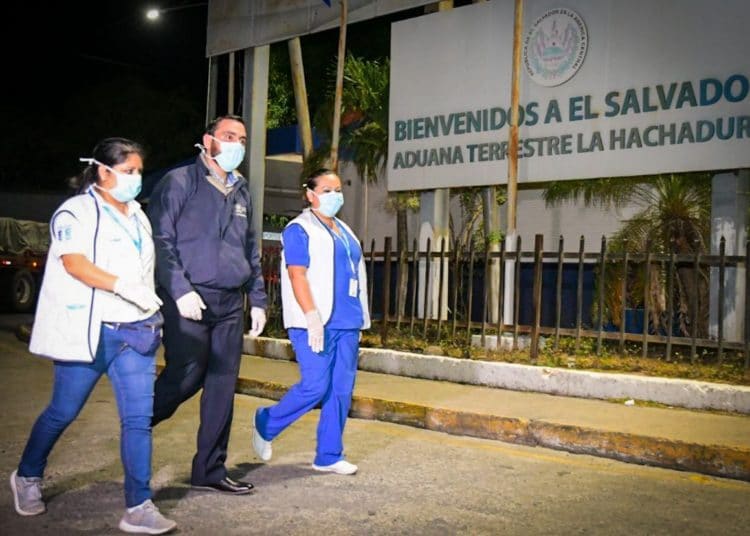 (VIDEO) Viceministro de Salud supervisa medidas preventivas por el coronavirus en La Hachadura y Las Chinamas