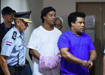 Esposado y custodiado: así ingresó Ronaldinho a declarar ante la jueza