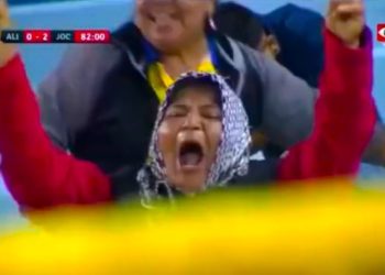 «Mamita», aficionada del Jocoro FC, se roba el corazón de los seguidores del Alianza