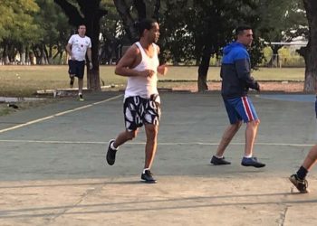 Ronaldinho juega al fútbol en una prisión paraguaya con calzado cedido por un policía