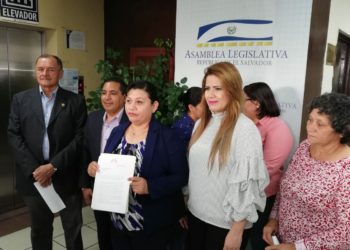 FMLN pide mejorar atención médica a personas con enfermedades crónica y mujeres embarazadas