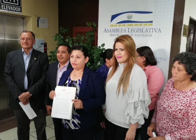 FMLN pide mejorar atención médica a personas con enfermedades crónica y mujeres embarazadas