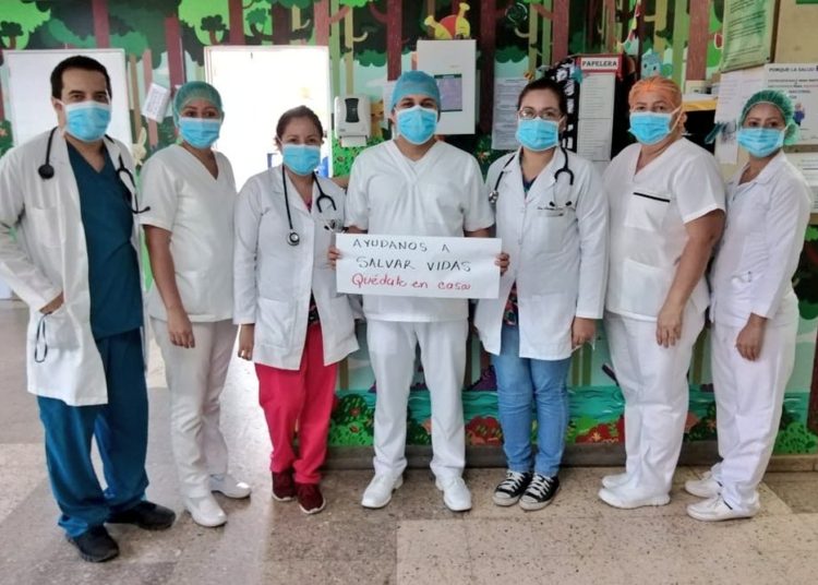 Residentes de medicina podrían recibir títulos de doctor para que se integren al combate del coronavirus en El Salvador