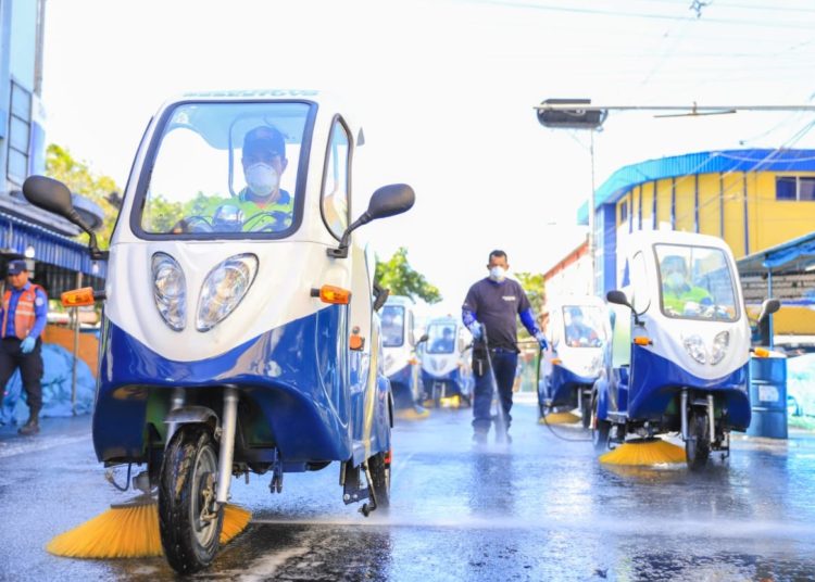 Alcaldía de San Salvador limpia plazas Gerardo Barrios, Francisco Morazán y parque Libertad para prevenir el coronavirus